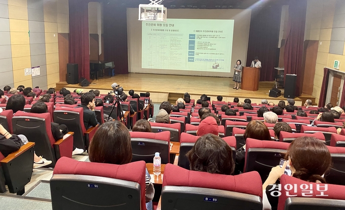 지난 11일 군포시청소년수련관에서 산본6구역 을지·세종 통합재건축추진위원회가 제1차 주민설명회를 진행하고 있다./강기정기자 kanggj@kyeongin.com