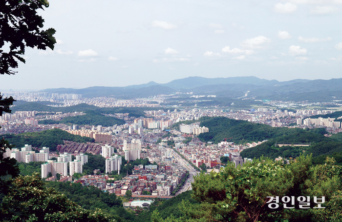 성남시가 원도심(수정·중원구) 지역 재개발·재건축에 대한 용적률을 최대 360%까지 대폭 상향하기로 했다. 사진은 원도심의 모습. /경인일보DB