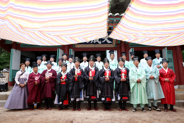 지난 11일 과천향교에서 진행된 춘기 석전제를 마치고 초헌관을 맡은 하은호 군포시장과 아헌관을 담당한 이길호 군포시의회 의장 등이 촬영하고 있다./군포시 제공