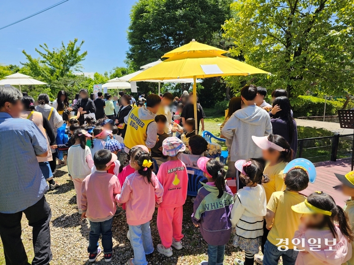 지난 16일 대월중학교에서 ‘2024 마을과 학교가 함께하는 나눔장터’를 행사를 진행했다. 2024.5.16/이천교육청 제공