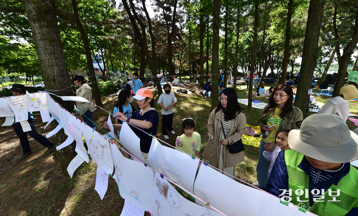 18일 오전 인천시 남동구 남동유수지에서 열린 ‘저어새 생일잔치’에 참석한 가족들이 직접 그린 저어새 그림들을 전시하고 있다. 2024.5.18 /조재현기자 jhc@kyeongin.com