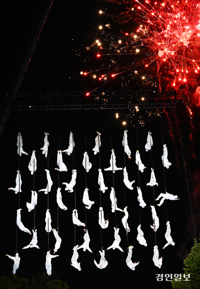 18일 오후 수원시 권선구 경기상상캠퍼스 에서 열린 숲속의 파티 2024 수원연극축제 주제 공연인 ‘울림’ 공중 퍼포먼스가 펼쳐지고 있다. 시민 공연자 40여 명이 함께 한 ‘울림’ 은 숲속에 깃든 소리가 모여 만들어 내는 선율과 풍경이 무대가 되는 공연이다. 2024.5.18 /임열수기자 pplys@kyeongin.com