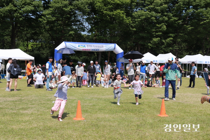 경기도치과의사회가 지난 19일 하남 미사경정공원 잔디구장에서 ‘2024 회원친선 가족체전’을 성황리에 개최했다.  2024.5.19 /경기도치과의사회 제공