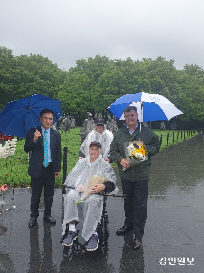 워싱턴 한국전쟁 참전용사 기념공원에서 한국전쟁 참전용사(사진 가운데)와 함께 기념사진을 촬영하고 있는 정장선 시장. /평택시 제공