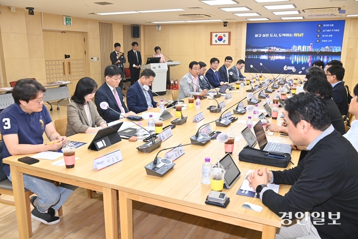 하남시가 21일 하남지역 유망창업기업 10개사 대표와 중소기업진흥공단 등 외부 전문 기관이 참석한 가운데 유망창업기업의 경영 애로 해소 및 창업 기업 활성화 등을 위한 간담회를 개최했다./하남시 제공