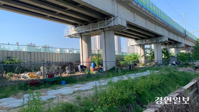 구리시 갈매동 경춘선 선하(교량 아래 공간) 부지에 폐기물이 쌓이고 불법 경작이 이뤄지고 있다. 2024.5.22 구리/하지은기자 zee@kyeongin.com