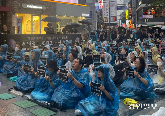 학부모 민원에 시달리다 숨진 의정부 호원초 故 이영승 교사 관련 경찰 수사 결과, 학부모 및 교직원들에 대해 불송치가 결정됐다. 사진은 지난해 열린 추모제. /경인일보DB