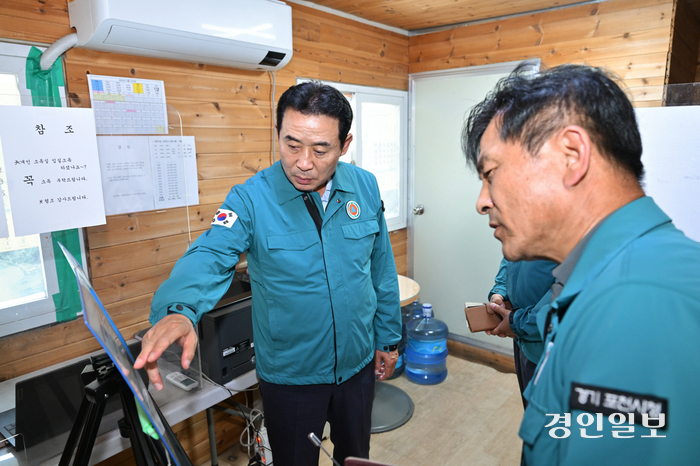 백영현 시장이 23일 축산차량 이동이 가장 많은 신북면 거점초소를 찾아 방역사항을 점검하고 있다. 2024..5.23/포천시 제공