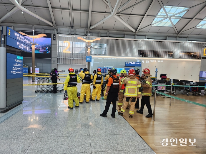 23일 오전 6시 33분께 인천공항 제1여객터미널에서 출국하려던 20대 여성 승객 소지품에서 흑색가루가 담긴 봉투가 발견돼 경찰 등이 공항에 안전조치를 하고 정밀 분석에 나섰다. /인천공항공사 제공