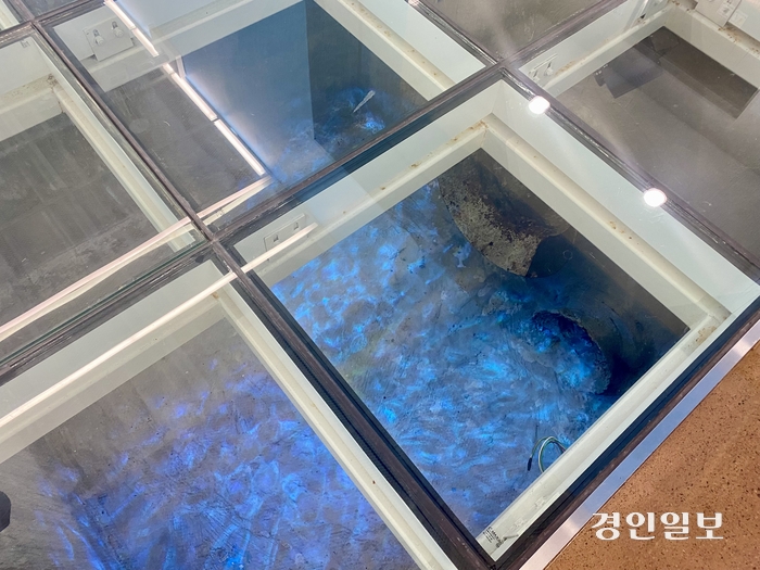 그림책꿈마루 엘리베이터 앞에 있는 ‘집수정’을 형상화한 공간. 푸른 일렁임이 계속돼 신비로운 느낌을 준다. 군포/강기정기자 kanggj@kyeongin.com