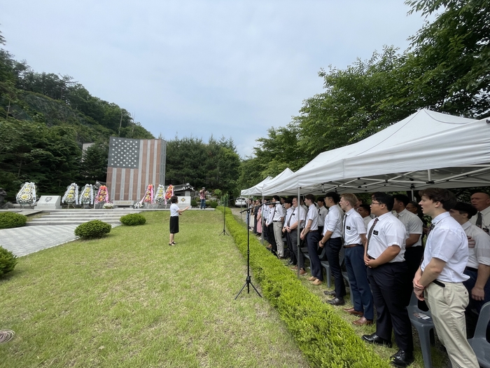 24일 가평군 북면 한국전쟁미군참전비에서 열린 ‘미국 한국전쟁 참전 및 기적의 가평전투 73주년 기념행사’에 참석한 213부대 후손 등으로 구성된 예수 그리스도 후기성도회 교인들이 미국 국가를 부르고 있다. 2024.5.24 가평/김민수 기자kms@kyeongin.com