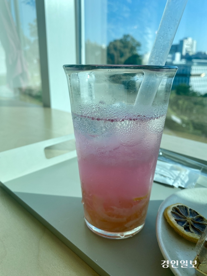 그림책꿈마루 카페에서 만날 수 있는 ‘판타스틱 철쭉에이드’. 빨대로 저으면 분홍색이 된다. 신기하다. 군포/강기정기자 kanggj@kyeongin.com