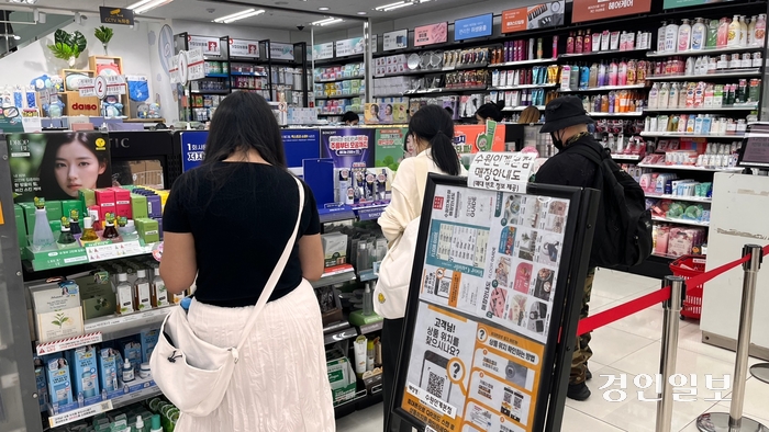 수원시내 한 다이소 매장을 찾은 소비자들이 화장품을 살펴보고 있다. 2024.5.24. /윤혜경기자hyegyung@kyeongin.com