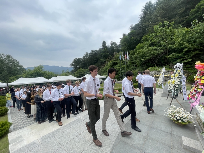 24일 가평군 북면 한국전쟁미군참전비에서 열린 ‘미국 한국전쟁 참전 및 기적의 가평전투 73주년 기념행사’에 참석한 213부대 후손 등으로 구성된 예수 그리스도 후기성도회 교인 등이 줄지어 헌화하고 있다. . 2024.5.24 가평/김민수 기자kms@kyeongin.com