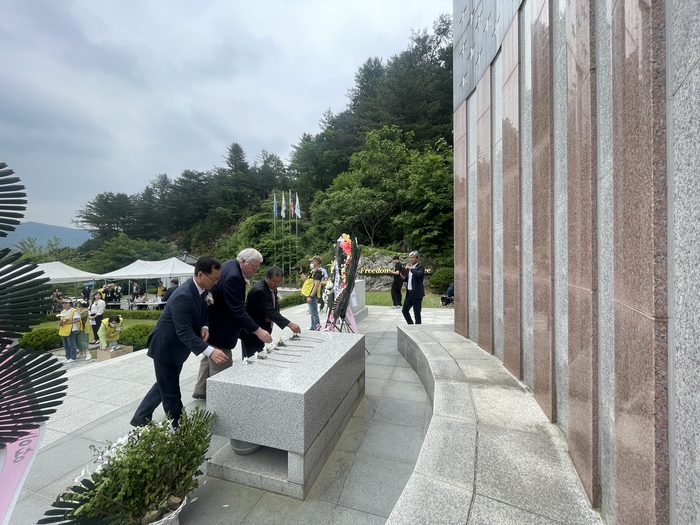 24일 가평군 북면 한국전쟁미군참전비에서 열린 ‘미국 한국전쟁 참전 및 기적의 가평전투 73주년 기념행사’에 참석한  이우철 한국핼핑핸즈 이사장(왼쪽 첫 번째), 마크 피터슨 한국학 박사, 최승성 한국전쟁맹방국용사선양사업회장이 헌화를 하고 있다. 2024.5.24 가평/김민수 기자kms@kyeongin.com