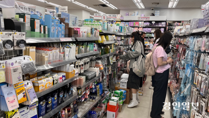 수원시내 한 다이소 매장을 찾은 소비자들이 화장품을 살펴보고 있다. 2024.5.24. /윤혜경기자hyegyung@kyeongin.com
