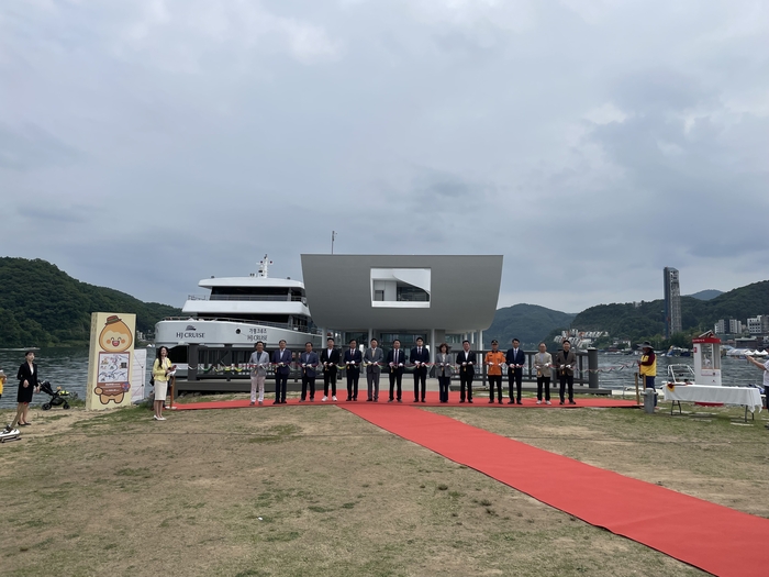 25일 ‘2024 Colorful Garden 자라섬꽃 페스타 개막행사로 진행된 자라나루 준공식에  참석한 서태원 군수 등이 준공 기념 테이프 커팅을 하며 기념사진을 찍고 있다. 2024.5.25 가평/김민수 기자kms@kyeongin.com