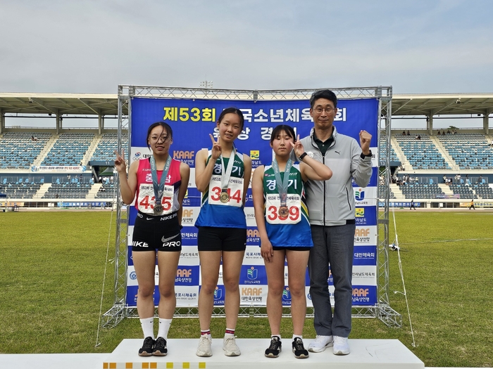 25일 제53회전국소년체육대회 육상 여자 중등부 5천m 경보 결선에서 권서린(광명 철산중·왼쪽 두번째)이 금메달을 차지했다. 2024.5.25 /김동한기자 dong@kyeongin.com