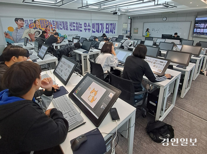 경기과학기술대 전문랩인 메이커스페이스가 나만의 굿즈 제작을 통해 디지털 맞춤형 체험 프로그램을 운영하고 있다.2024.5.27/경기과학기술대 제공