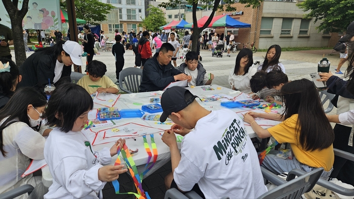 지난 26일 인천 부평구 하우스D 아파트 광장에서 ‘맘편한 하우스D 공동육아나눔터’가 주최하는 축제가 열렸다. /부평구건강가정지원센터 제공