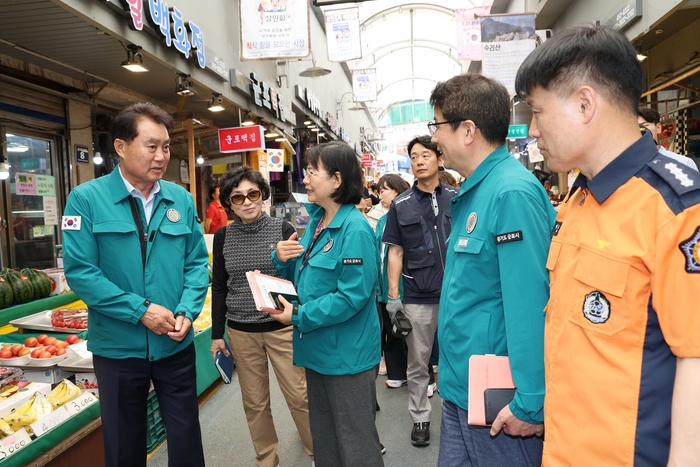 하은호 군포시장이 지난 28일 군포역전시장을 찾아 화재 발생 시 위험 요인을 점검하고 있다./군포시 제공