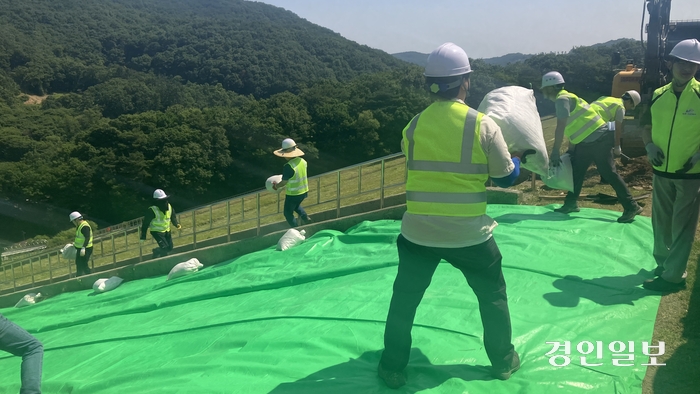 지난 29일 여주시 금사면 소재 금사저수지와 이천시 신둔면 소재 용면저수지에서 자연재해에 신속하게 대처하기 위한 저수지 비상대처 훈련을 실시하고 있다. 2024.5.29/농촌공사 여주이천지사 제공