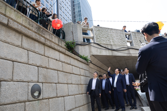 윤석열 대통령이 10일 서울 중구 청계천을 찾아 인근 직장인, 시민들과 인사하고 있다. 2024.5.10 /연합뉴스