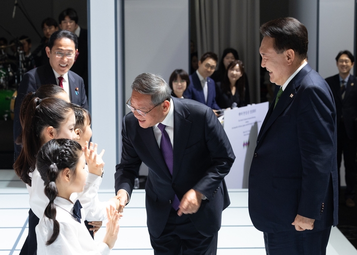 윤석열 대통령과 기시다 후미오 일본 총리, 리창 중국 국무원 총리가 26일 서울 종로구 국립현대미술관 서울관에서 열린 제9차 한일중 정상회의 환영만찬에서 식전 공연을 마친 3국 어린이합창단을 격려하고 있다.  2024.5.26  /연합뉴스