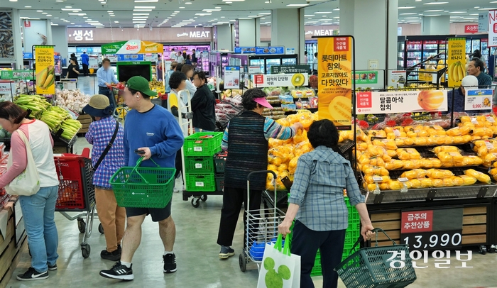 롯데마트 의왕점에서 고객들이 장을 보고 있다. 2024.5.31. /롯데쇼핑 제공