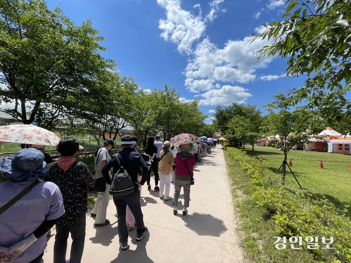 2일 가평 자라섬 꽃 페스타를 찾은 방문객들이 축제장 입장을 위해 길게 줄지어 있다. 2024.6.2 가평/김민수기자 kms@kyeongin.com