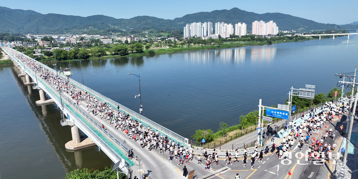 2일 오전 양평 강상체육공원에서 열린 제26회 양평 이봉주 마라톤 겸 경인일보 남한강 마라톤대회에 참가한 마라토너들이 시원한 남한강변을 배경으로 힘차게 달리고 있다. 2024.6.2 /임열수기자 pplys@kyeongin.com