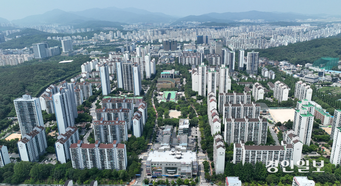 정부가 22일 1기 신도시 (분당·일산·평촌·중동·산본)에서 재건축을 가장 먼저 추진할 선도지구를 2만6000호를 선정했다. 사진은 최대 1만2천 가구까지 허용되는 등 이 중 규모가 가장 큰 분당 아파트의 모습. 2024.5.22 /최은성기자 ces7198@kyeongin.com