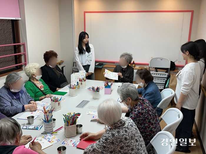 의왕 계원예대 광고브랜드 디자인학과 학생들이 지난 1일 포일동에 위치한 케어링 주간보호센터 의왕점에서 독거노인들을 대상으로 노인 정서 안정 프로그램인 ‘행복이 수북수북’을 진행했다. /계원예대 제공