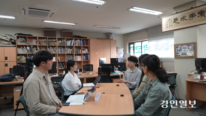 취재팀은 지난달 2차례에 걸쳐 아주대학교 학보사 학생을 대면 인터뷰했고, 국민의힘 경기도당 청년 당직자 7명과 함께 카카오톡 대화방에서 토론을 나눴다. 2024.5.24 /박소연기자 parksy@kyeongin.com