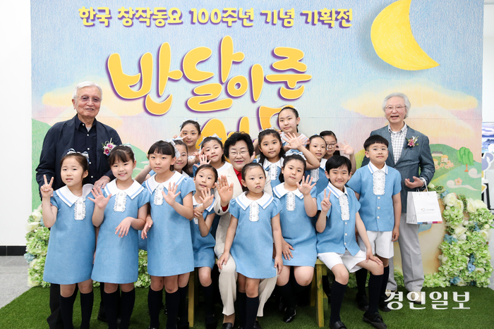 우리나라 첫 창작동요인 윤극영 선생님의 ‘반달’이 태어난 지 100주년을 맞아 이천시는 ‘반달이 준 선물’ 기획전을 지난 5월2일부터 9월22일까지 일정으로 이천시립박물관에서 진행한다. 2024.6.3 /이천시 제공