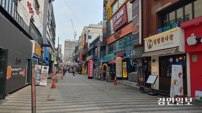 안양의 대표적 구도심 상권인 ‘안양1번가’가 7일 낮 시간에 한가한 모습을 보이고 있다. 2024.6.7 /박상일기자 metro@kyeongin.com