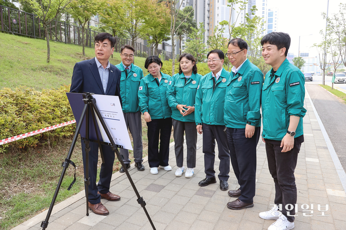 시흥시의회 도시환경위원회 의원들이 11일 행정사무감사에 들어가면서 현장을 방문해 시설들을 점검했다.2024.6.11/시흥시의회 제공