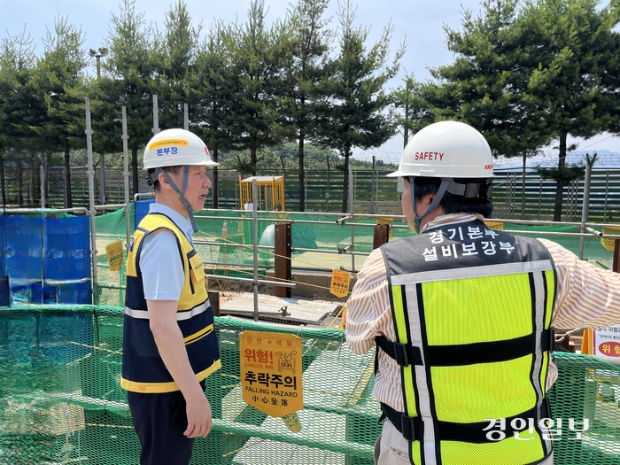 한국전력공사 경기본부 관계자들이 ‘대한민국 안전大전환 전력분야 집중안전점검’의 일환으로 곤지암변전소 전력분야 집중점검을 펼치고 있다. 2024.6.14 /한전 경기본부 제공