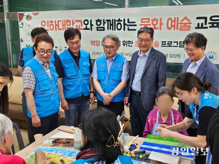 인하대학교는 지난 13일부터 이틀간 서해 최북단 백령도를 방문해 문화예술 봉사활동 ‘우리마을 미술관’을 진행했다. /인하대학교 제공