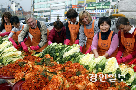 닉 라일리 사장은 인천시와 부평구 지역사회에도 많은 관심을 찾고 활동에 나섰습니다. 라일리 사장(왼쪽 3번째)과 그의 부인인 수지 라일리(왼쪽 6번째) 여사가 2003년 11월 부평구 청천동에서 열린 ‘지엠대우 사랑의 김장담그기 행사’에 참여한 모습입니다. /경인일보DB