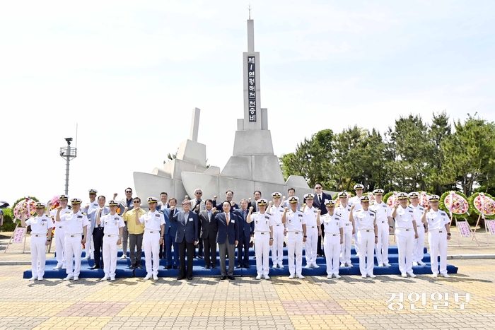 14일 해군 제2함대사령부에서 열린 제1연평해전 전승 25주년 기념행사에서 제1연평해전 당시 지휘관들과 2함대 장병들이 기념 사진을 촬영하며 필승의  의지를 다지고 있다.  2024.6.14 /해군 제2함대사령부 제공