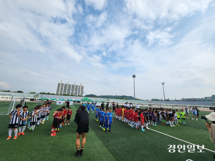 지난 15일 오산시종합운동장과 보조구장에서 2024년 보훈컵 풋살대회가 성황리에 개최됐다. 사진은 대회에 앞서 오산종합운동장에서 열린 개회식. 오산/조영상기자 donald@kyeongin.com