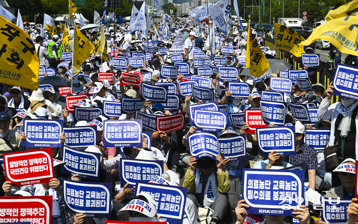 18일 오후 서울 영등포구 여의대로 일대에서 열린 대한의사협회의 의료농단 저지 전국 의사 총궐기대회에서 참석자들이 구호를 외치고 있다. 2024.6.18 /이지훈기자 jhlee@kyeongin.com