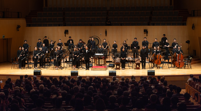 지난 18일 아트센터인천 콘서트홀에서 ‘제31회 새얼 국악의 밤’에서 공연 전반을 이끈 ‘아, 홉 국악오케스트라’가 연주 전 객석을 향해 인사하고 있다. /새얼문화재단 제공