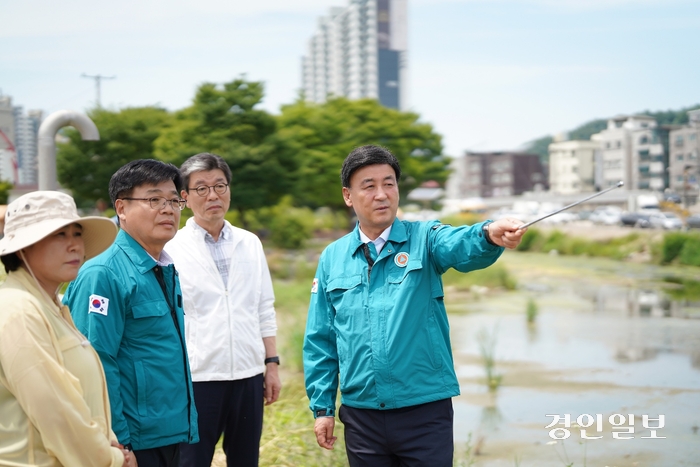 방세환 광주시장이 목현천 둔치주차장을 찾아 현장 점검을 실시하고 있다.2024.6.20/광주시 제공