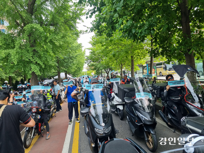 민주노총 공공운수노조 라이더유니온 지부 조합원 150여명(지부 추산)이 21일 서울 여의도 국회 인근에서 ‘배민 항의 단체행동’을 벌이고 있다. 2024.6.21 /라이더유니온 경기지부 제공