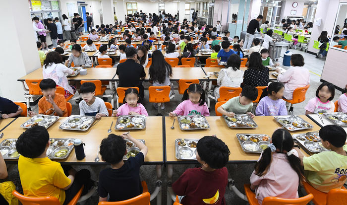 경기도내 무상급식 비용을 일부 지자체에서 재정난 등을 이유로 분담금을 필요 수준 이하로 예산에 편성하는 사례가 잇따르면서 무상급식 운영에 차질이 우려되고 있다. 사진은 무상급식을 시행 중인 경기도내 한 초등학교 급식실. /경인일보DB