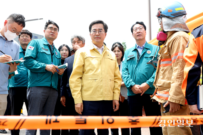 김동연 경기도지사가 24일 오전에 화재가 발생한 화성시 서신면 전곡리 일차전지 제조업체 공장 화재현장을 찾아 조속한 진화와 인명구조에 최선을 다할 것을 지시하고 있다. 2024.6.24 /경기도 제공