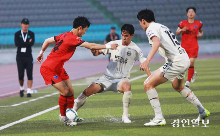 연패의 늪에서 탈출한 여주FC가 지난 22일 저녁 7시 여주종합운동장에서 대구FC와 격돌, 야간 수중전에서 교체 투입된 한창구 선수의 리그 첫 골로 2-1 역전승을 거두며 4경기 연속 무패행진을 이어갔다. / 여주FC 제공