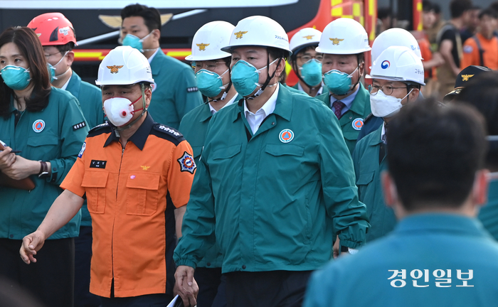 윤석열 대통령이 24일 화성시 서신면 소재 일차전지 화재 현장을 방문해 피해 상황을 점검하고 있다. 2024.6.24/최은성기자 ces7198@kyeongin.com